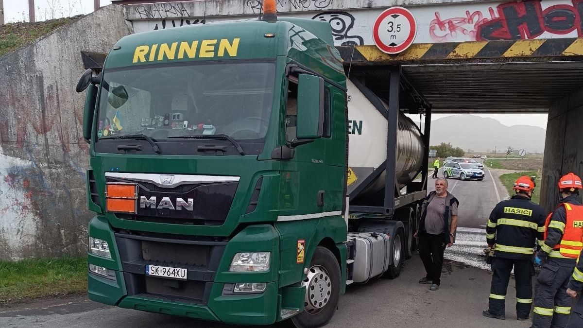 Kamion na Břeclavsku uvízl pod mostem, zablokoval dopravu